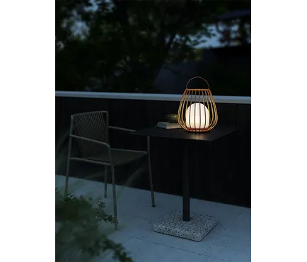 Lámpara portátil de exterior. Diseño: Says Who